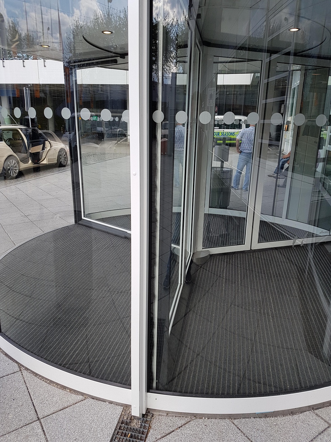 Заказать установку автоматических дверей в Гуково. Монтаж выполняется командой профессионалов с опытом работы более 9 лет. 