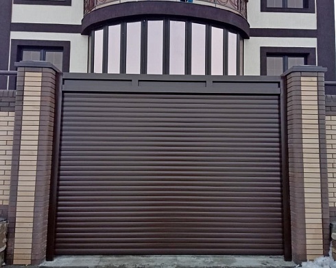 Роллетные ворота Алютех серии Prestige со сплошным алюминиевым профилем роликовой прокатки AG/77 с доставкой в Гуково 
